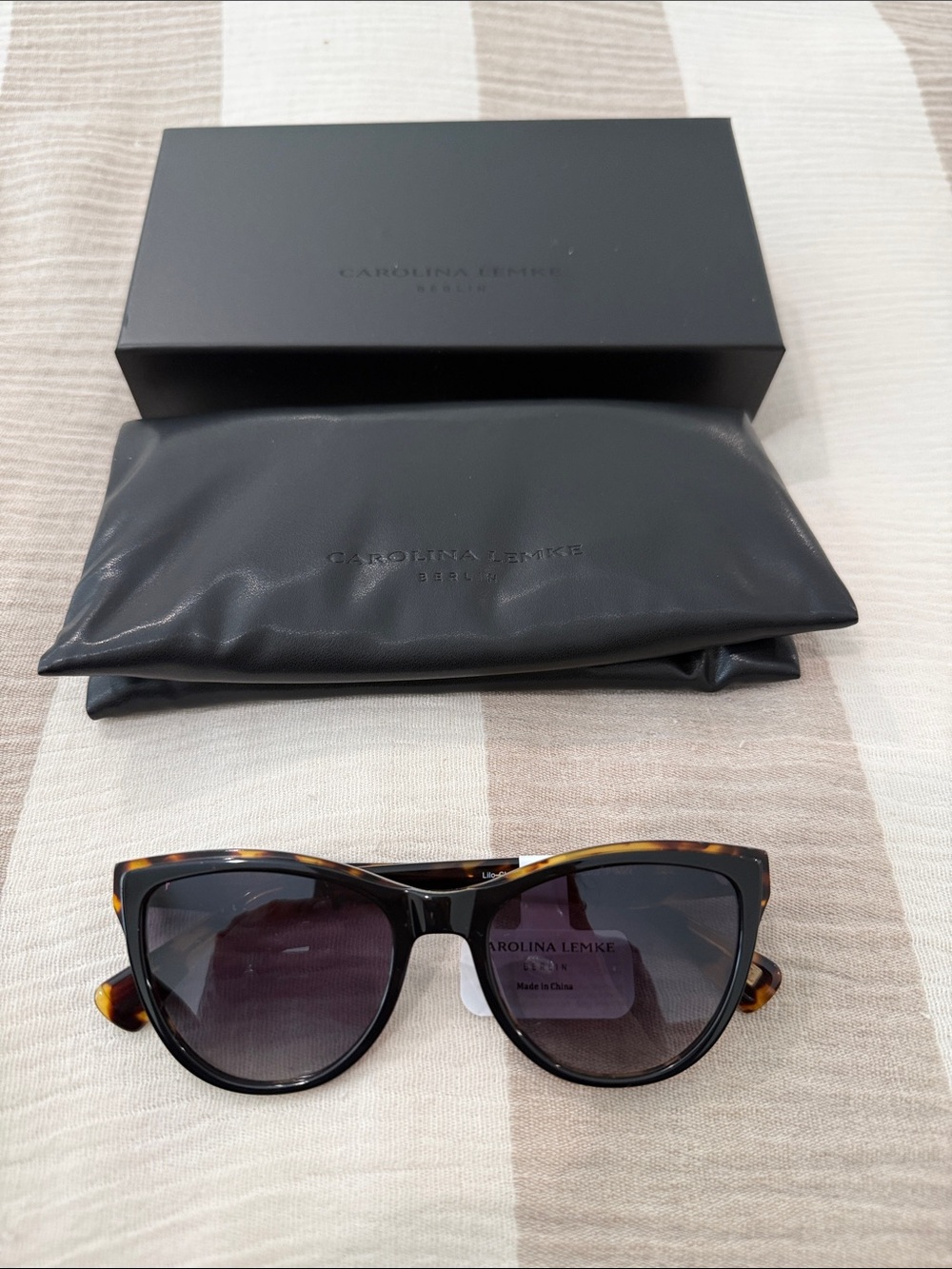 Black Tortoiseshell womans  Sunglasses with Case